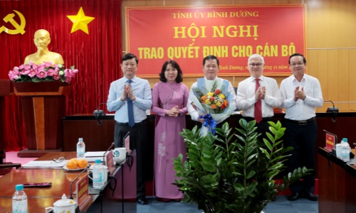 Bình Dương trao các quyết định công tác cán bộ